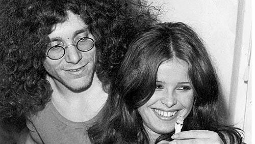 Freie, highe Liebe: Uschi Obermaier und Rainer Langhans mit dem obligatorischen Joint in der Kommune I 1968 (oben). Heute haben die beiden keine besonders innige Beziehung mehr – im Gegenteil. Sie findet ihn peinlich, emotions- und humorlos. Freie, highe Liebe: Uschi Obermaier und Rainer Langhans mit dem obligatorischen Joint in der Kommune I 1968 (oben). Heute haben die beiden keine besonders innige Beziehung mehr – im Gegenteil. Sie findet ihn peinlich, emotions- und humorlos.