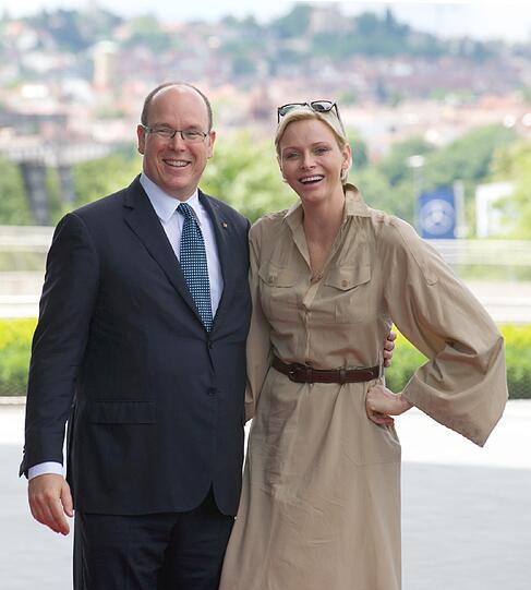 Sportliches Fürstenpaar: Prinz Albert II. von Monaco ist ganze fünf mal bei den olympischen Winterspielen als Bobfahrer angetreten. Seine Frau Charlene ist ehemalige Schwimm-Weltmeisterin und war Olympia-Teilnehmerin für Südafrika.