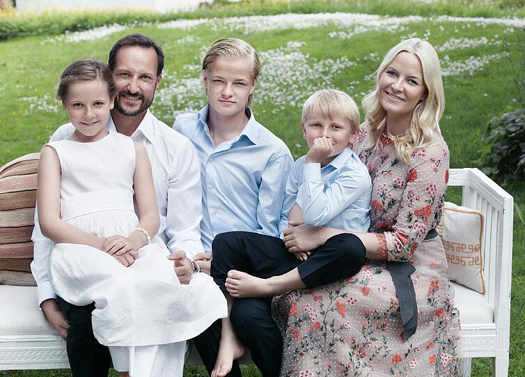 Kronprinz Haakon und Kronprinzessin Mette-Marit von Norwegen mit ihren Kindern Ingrid Alexandra, Marius und Sverre Magnus (vl.).