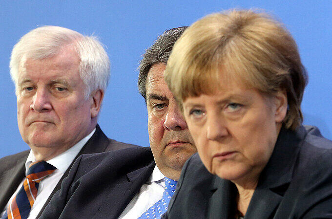 Der bayerische Ministerpräsident Horst Seehofer (CSU, l-r), Bundeswirtschaftsminister Sigmar Gabriel (SPD) und Bundeskanzlerin Angela Merkel (CDU)