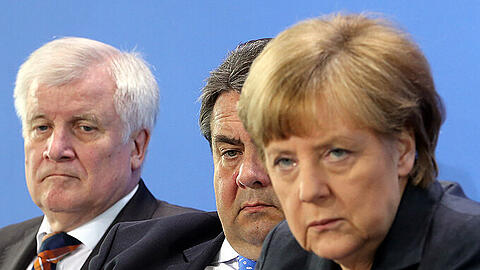 Der bayerische Ministerpräsident Horst Seehofer (CSU, l-r), Bundeswirtschaftsminister Sigmar Gabriel (SPD) und Bundeskanzlerin Angela Merkel (CDU)