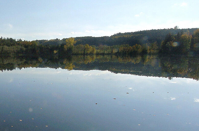 Der Tüttensee in Grabenstätt: Hier hat sich der schreckliche Vorfall ereignet. (Archivbild)