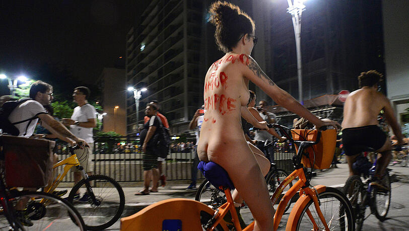Was ein Spaß: Nacktradeln in Sao Paulo. Was ein Spaß: Nacktradeln in Sao Paulo.