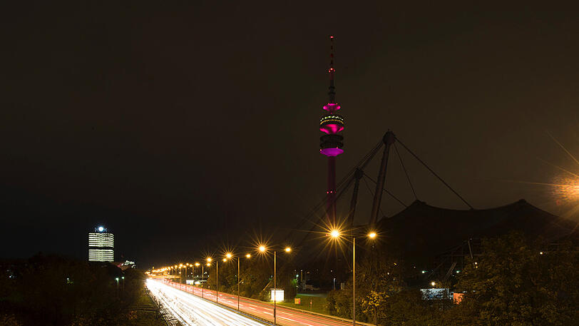 Der Olympiaturm am Montagabend.