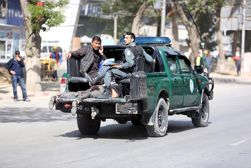 Kabul: Sicherheitskräfte fahren ein Opfer vom Tatort.