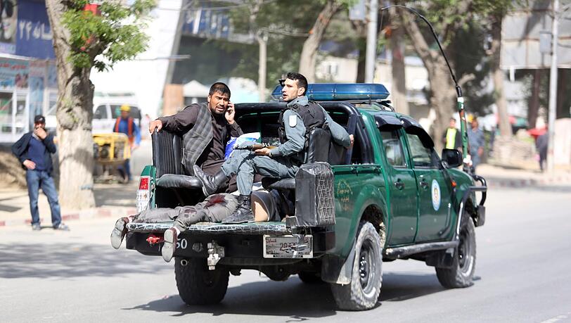 Kabul: Sicherheitskräfte fahren ein Opfer vom Tatort. Kabul: Sicherheitskräfte fahren ein Opfer vom Tatort.