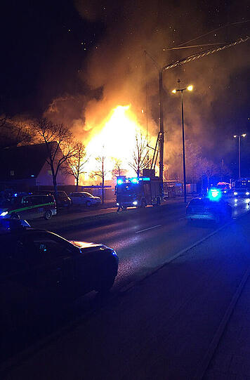 Am frühen Donnerstagmorgen kam es zu einem Brand auf einer Baustelle in der Von-Kahr-Straße. Der Rohbau eines Mehrfamilienhauses wurde komplett zerstört.
