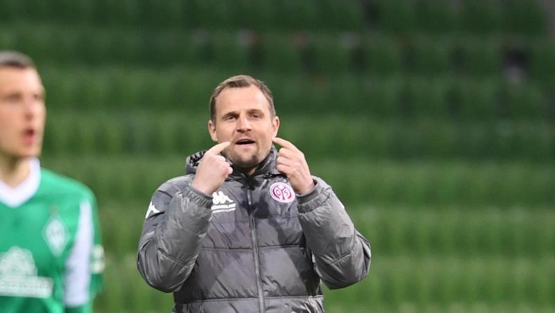 Der Mainzer Trainer Bo Svensson gestikuliert an der Seitenlinie.