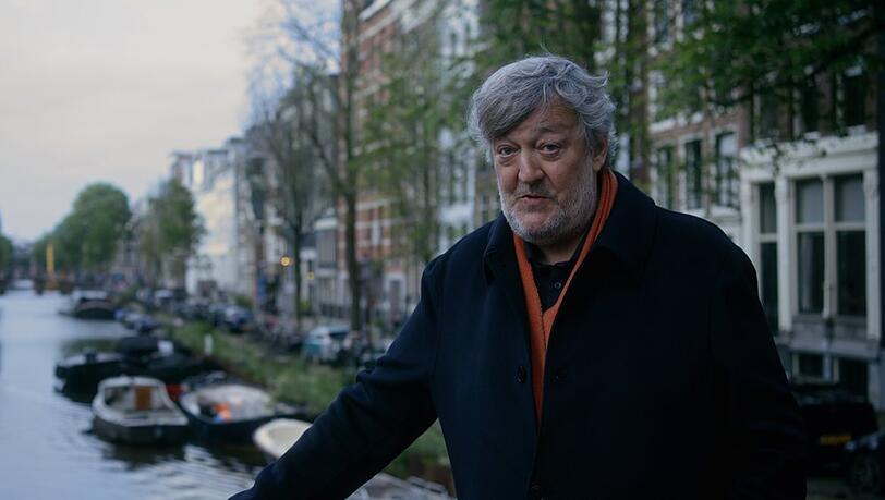 Stephen Fry stieß in Amsterdam auf eine ebenso spannende wie unbekannte Geschichte zweier Helden während der NS-Zeit.