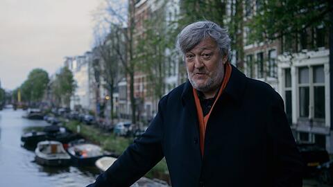 Stephen Fry stieß in Amsterdam auf eine ebenso spannende wie unbekannte Geschichte zweier Helden während der NS-Zeit.