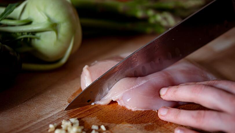 Geflügelfleisch wurde laut BZL 2024 günstiger angeboten als im Vorjahr.