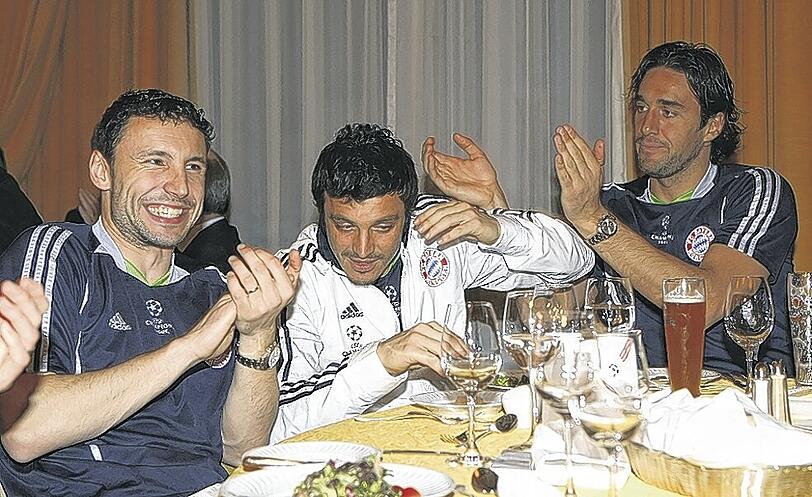 Mark van Bommel (l.) hat in Spanien beim FC Barcelona gespielt, aber er kommt auch mit Italienern gut aus &ndash; wie hier beim Bayern-Bankett mit Massimo Oddo (M.) und Luca Toni.