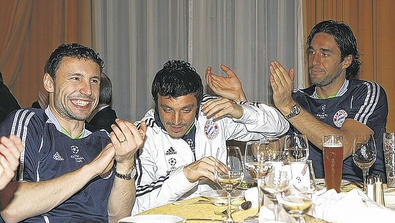 Mark van Bommel (l.) hat in Spanien beim FC Barcelona gespielt, aber er kommt auch mit Italienern gut aus – wie hier beim Bayern-Bankett mit Massimo Oddo (M.) und Luca Toni. Mark van Bommel (l.) hat in Spanien beim FC Barcelona gespielt, aber er kommt auch mit Italienern gut aus – wie hier beim Bayern-Bankett mit Massimo Oddo (M.) und Luca Toni.