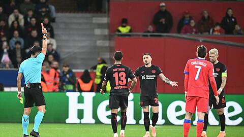 Kapitän Robert Andrich musste nach knapp einer halben Stunde mit Rot vom Platz.
