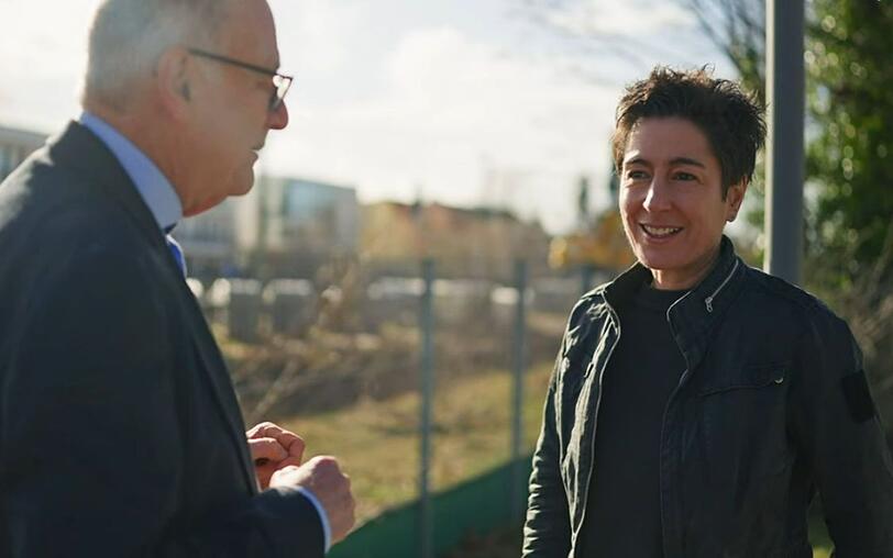 Dunja Hayali spricht in der "Am Puls"-Doku mit Deutsche-Bahn-Experte Hans Leister. Dunja Hayali spricht in der "Am Puls"-Doku mit Deutsche-Bahn-Experte Hans Leister.