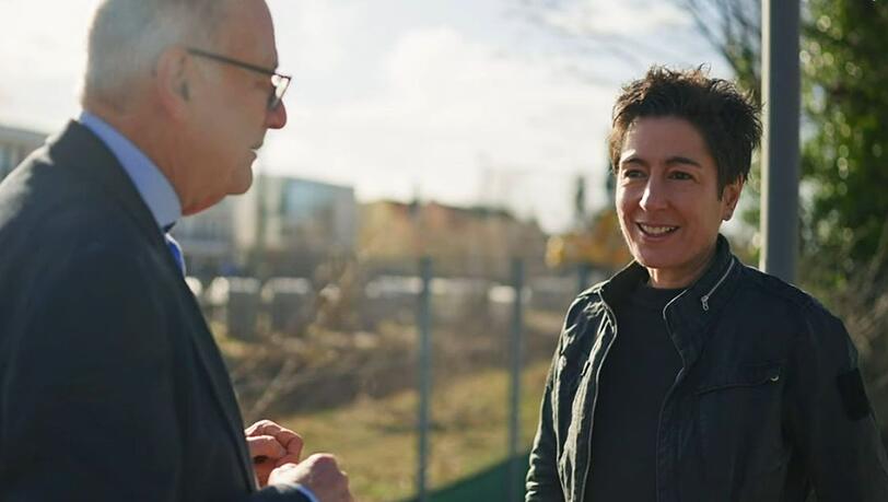 Dunja Hayali spricht in der "Am Puls"-Doku mit Deutsche-Bahn-Experte Hans Leister. Dunja Hayali spricht in der "Am Puls"-Doku mit Deutsche-Bahn-Experte Hans Leister.
