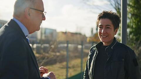 Dunja Hayali spricht in der "Am Puls"-Doku mit Deutsche-Bahn-Experte Hans Leister.