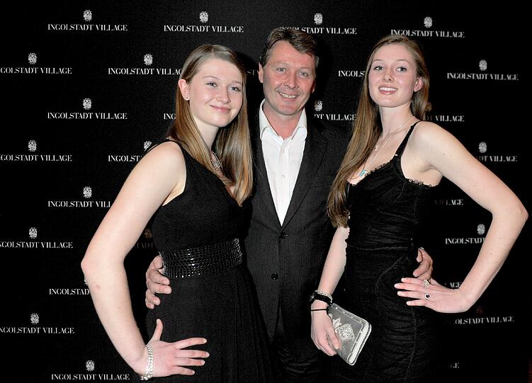 Die Münchner Schickeria feiert in den Frühling: John T.Quinn, Director von Germany Value Retail und Paulina und Ariana Quinn.