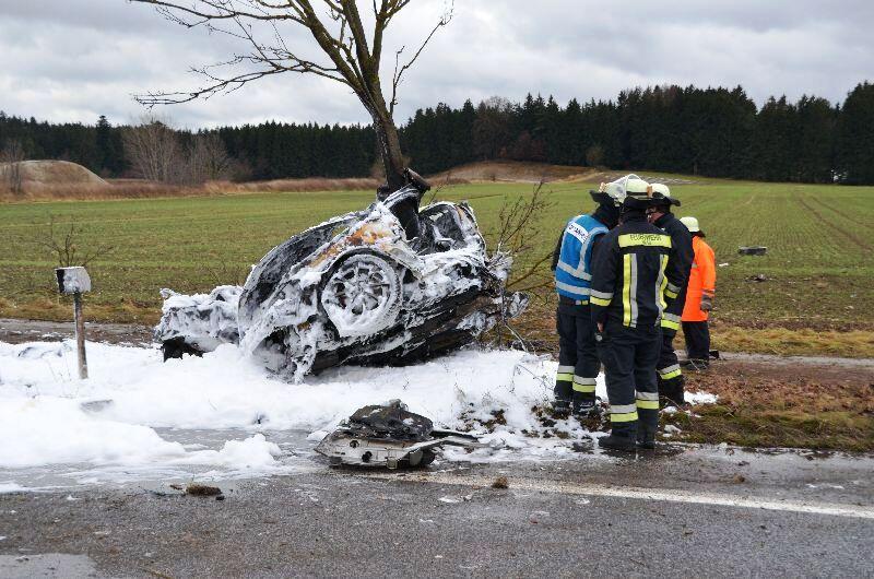 Horror-Unfall am Tag von Heiligabend: Ein Auto ist auf der B12 gegen einen Baum geschleudert. Der Insasse verbrannte im Wrack.