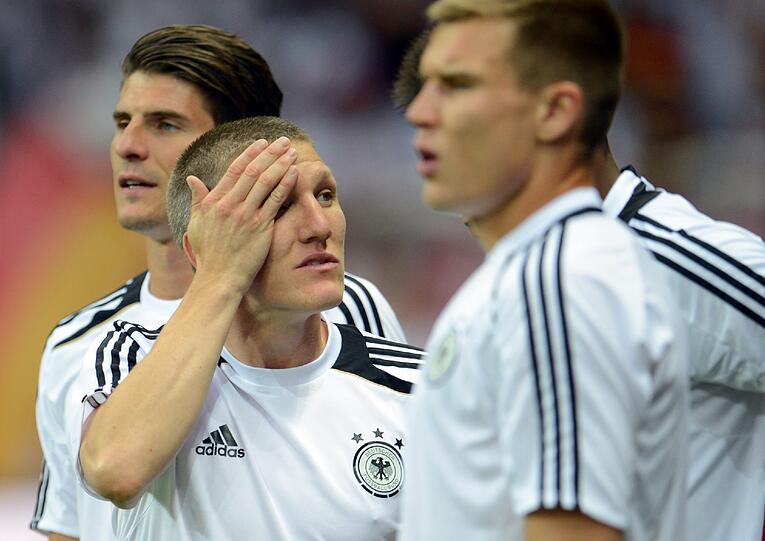 Die Enttäuschung ist Phillip Lahm ins Gesicht geschrieben, bei Thomas Müller fließen die Tränen, Mario Gomez ist entsetzt: Nach dem EM-Aus gegen Italien können's Jogis Jungs nicht fassen.