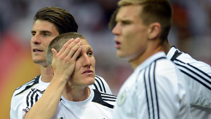 Die Enttäuschung ist Phillip Lahm ins Gesicht geschrieben, bei Thomas Müller fließen die Tränen, Mario Gomez ist entsetzt: Nach dem EM-Aus gegen Italien können's Jogis Jungs nicht fassen. Die Enttäuschung ist Phillip Lahm ins Gesicht geschrieben, bei Thomas Müller fließen die Tränen, Mario Gomez ist entsetzt: Nach dem EM-Aus gegen Italien können's Jogis Jungs nicht fassen.