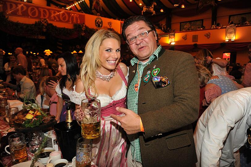 Prosit! Alessandra Geissel und Josip S. Bill im Hippodrom.