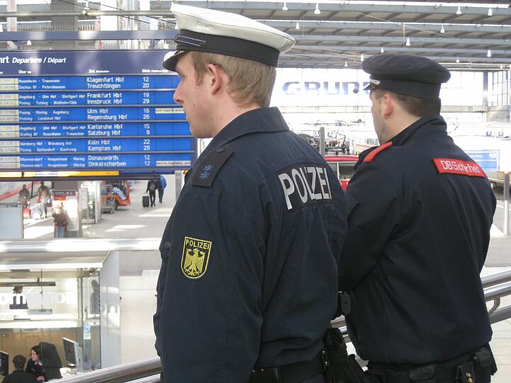 Links ein Bundespolizist und rechts ein Mitarbeiter der DB-Sicherheit. (Symbolbild)