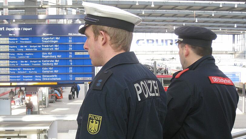 Links ein Bundespolizist und rechts ein Mitarbeiter der DB-Sicherheit. (Symbolbild) Links ein Bundespolizist und rechts ein Mitarbeiter der DB-Sicherheit. (Symbolbild)
