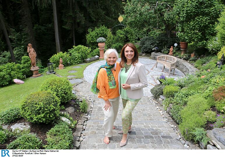 &bdquo;Grüne Oasen sind Trend&ldquo;, sagt BR-Moderatorin Uschi Dämmrich von Luttitz, die Ruth Maria Kubitschek in ihrem Terrassengarten besucht hat.