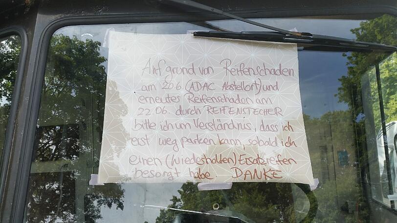 Ein Brief hinter der Windschutzscheibe erklärt der Nachbarschaft, warum das Wohnmobil schon wieder in der Straße steht.