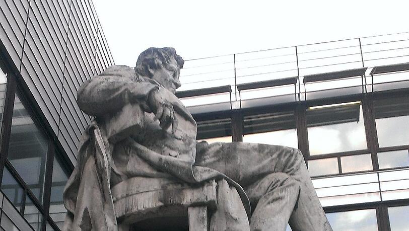 Die Aufkleber werben für ein Konzert im P1 - sogar auf der Statue des Physikers Georg Simon Ohm, nach dem die Maßeinheit für den elektrischen Widerstand benannt ist. Die Aufkleber werben für ein Konzert im P1 - sogar auf der Statue des Physikers Georg Simon Ohm, nach dem die Maßeinheit für den elektrischen Widerstand benannt ist.