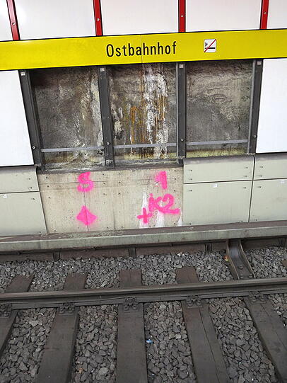 Am Ostbahnhof wurden die Abdeckplatten entfernt.