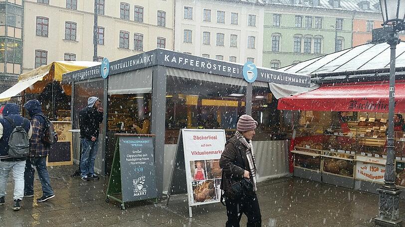 Die Kaffeerösterei von außen. Der EInbrecher schlitzte die Plane auf und kletterte so ins Innere.