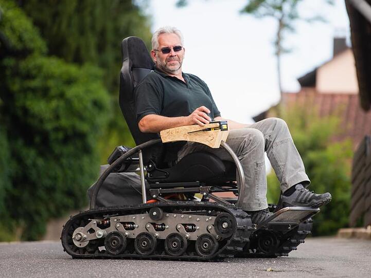 Martin Ebner sitzt in seinem selbst entworfenen Offroad-Rollstuhl, dem "Scuttler". Foto: Nicolas Armer/dpa/Archivbild