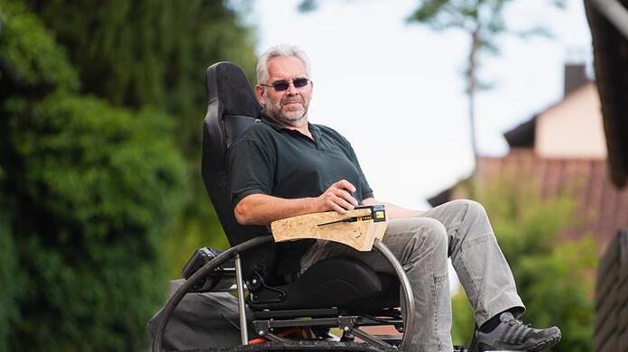 Martin Ebner sitzt in seinem selbst entworfenen Offroad-Rollstuhl, dem "Scuttler". Foto: Nicolas Armer/dpa/Archivbild