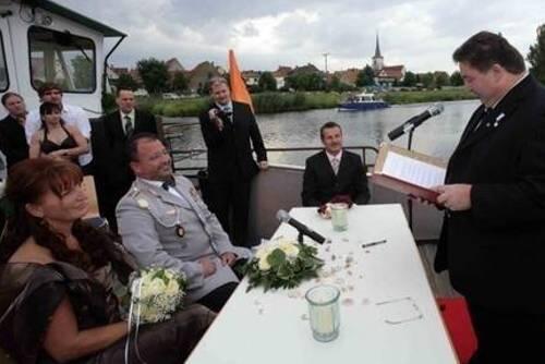 Karin und Karl-Heinz Rügamer mit dem Standesbeamten und Gästen auf der Main-Fähre.