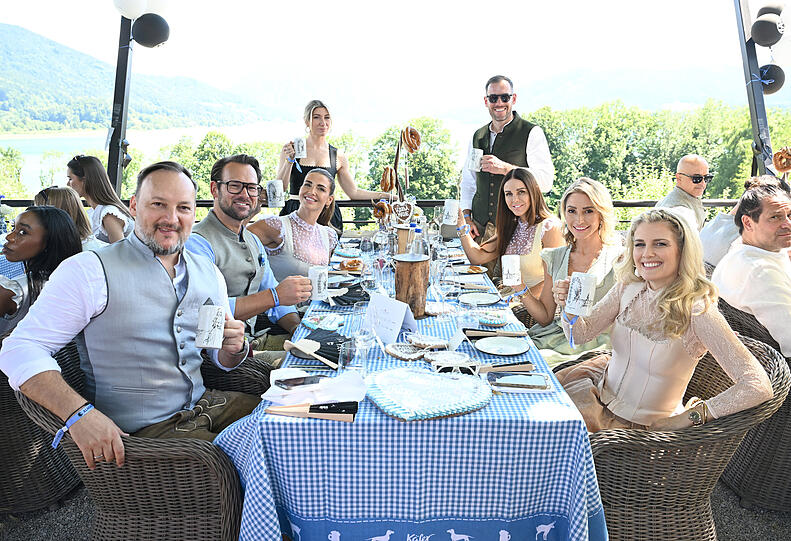 Ausgelassene Stimmung am Tisch von Kinga Mathe