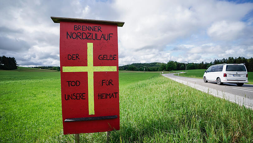 2024 im bayerischen Aßling: Ein Protestschild mit der Aufschrift "Brenner Nordzulauf. Der gelbe Tod für unsere Heimat" ist von einer Bürgerinitiative aufgestellt worden. 2024 im bayerischen Aßling: Ein Protestschild mit der Aufschrift "Brenner Nordzulauf. Der gelbe Tod für unsere Heimat" ist von einer Bürgerinitiative aufgestellt worden.