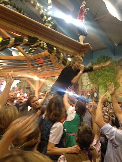 Hosen-Frontmann Campino rockt die Wiesn - sehen Sie hier die besten Bilder aus dem Hacker-Zelt.