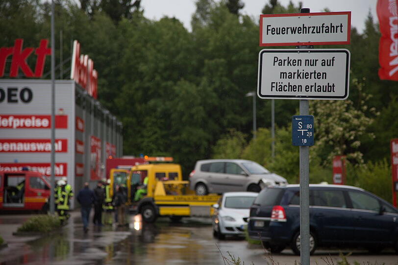 Ein führerscheinloses Mädchen übt auf einem Parkplatz das Autofahren und rast versehentlich in einen Stromkasten.