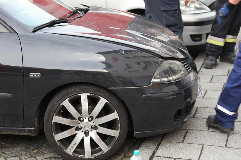 Kurioser Unfall beim Einparken in Waldkraiburg. Die Bilder vom Crash in die Sparkasse.