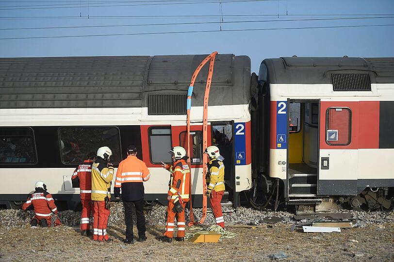 Bei einem Zugunglück in der Schweiz sind ein Schnellzug und eine S-Bahn zusammengestoßen.