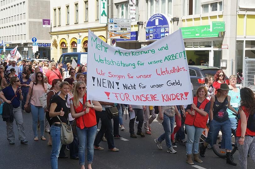 Weitere Bilder der Demonstration der Erzieherinnen und Erzieher am Montag in München