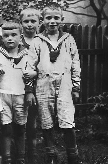 Schmidt im Jahr 1928 mit Klassenkameraden, alle tragen einen Matrosenanzug.