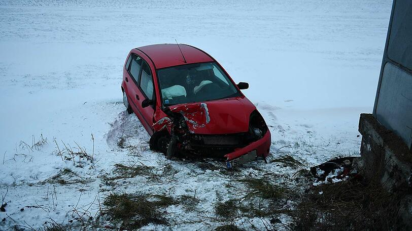 Der Fahrer des roten Wagens kam von der Straße ab und krachte in ein Bushäuschen. Durch den anschließenden Stau auf der Bundesstraße kam es zu einem weiteren Unfall.