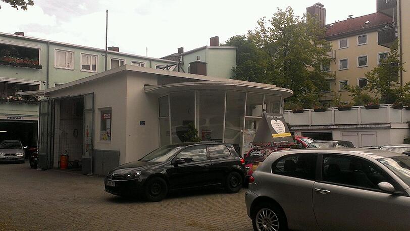 Ein altes Tankstellenhäuschen - heute eine Autowerkstatt.