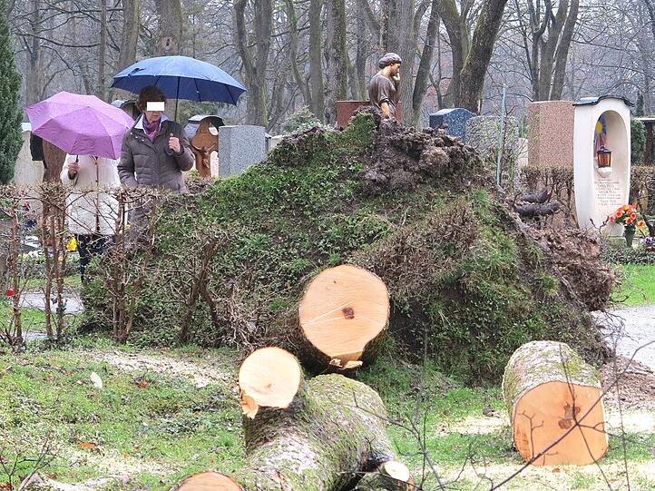 Fassungslos stehen Besucher am Samstag auf dem Friedhof.