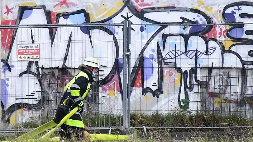 Verletzt wurde niemand. Für die Bevölkerung bestand nach Angaben der Feuerwehr keine Gefahr.
