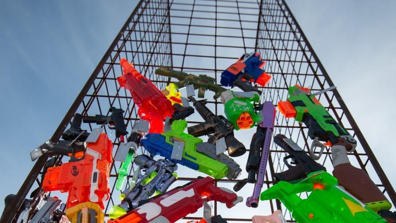 Eine Skulptur aus Spielzeugwaffen befindet sich im Aufbau. Foto: Timm Schamberger/dpa Eine Skulptur aus Spielzeugwaffen befindet sich im Aufbau. Foto: Timm Schamberger/dpa
