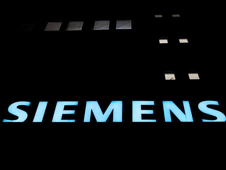The Siemens-Logo an einem Gasturbinen-Werk in Berlin. Foto: Ralf Hirschberger/Archivbild